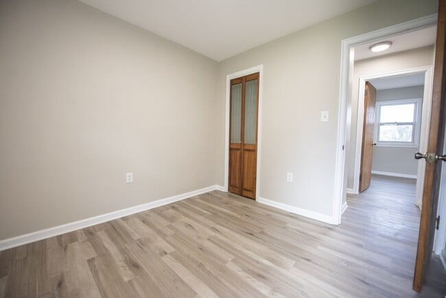 Building Photo - 9328 W Ridgewood Dr