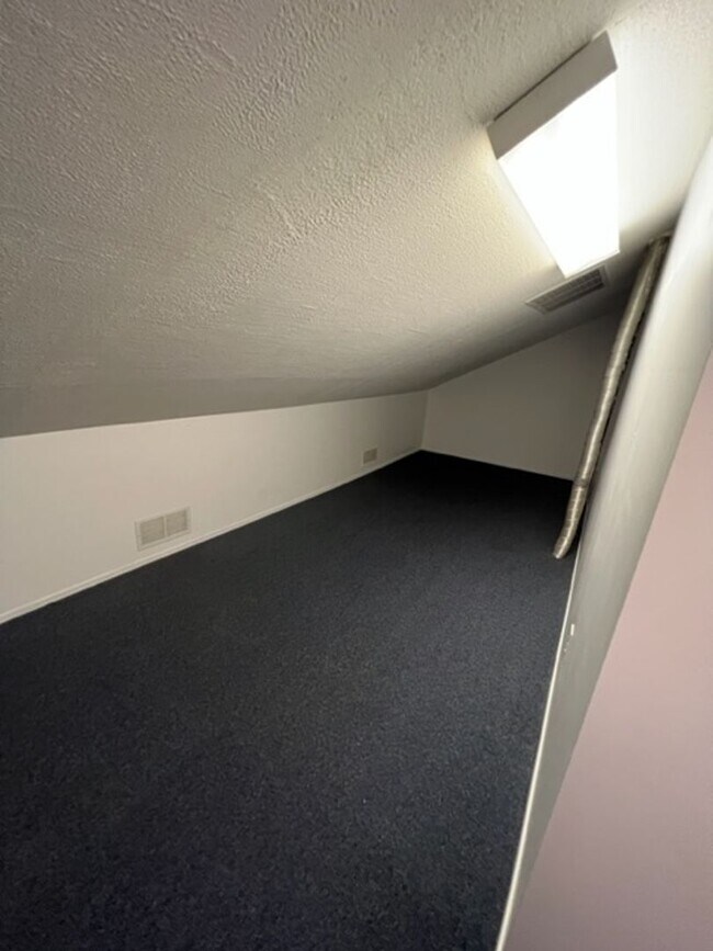 Building Photo - 3BD 2BA 2CAR Garage Townhouse located in L...