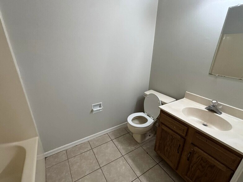 Building Photo - 3806 NW Huntsboro St