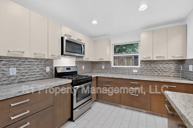 Building Photo - 823 San Lorenzo Ave NW