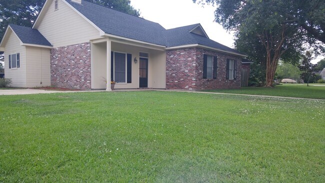 Building Photo - Beautiful 3 bedroom on corner lot in Azalea Lakes