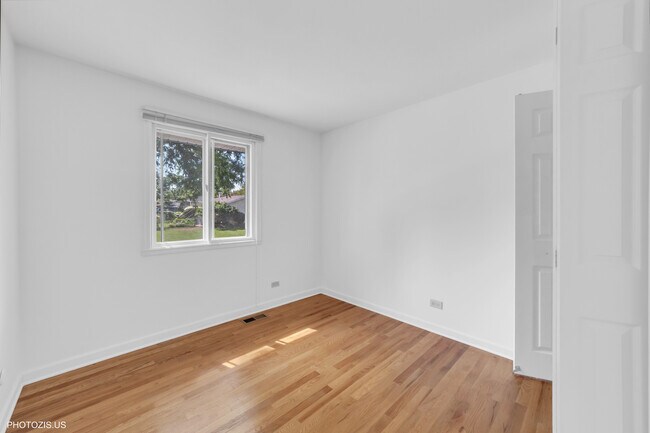 Building Photo - 728 Boxwood Dr