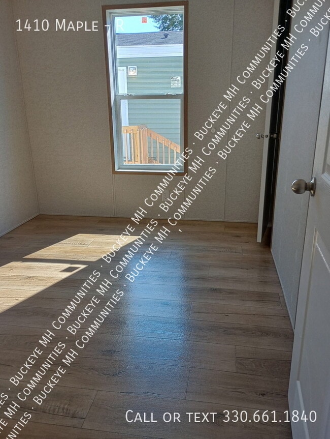 Building Photo - 1410 Maple-R