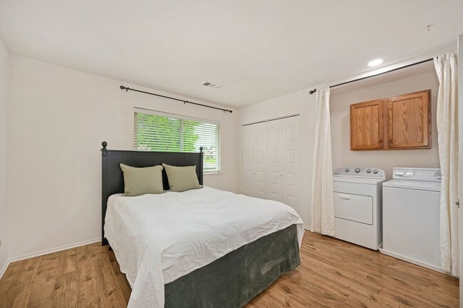 Building Photo - Beautifully Renovated Unit