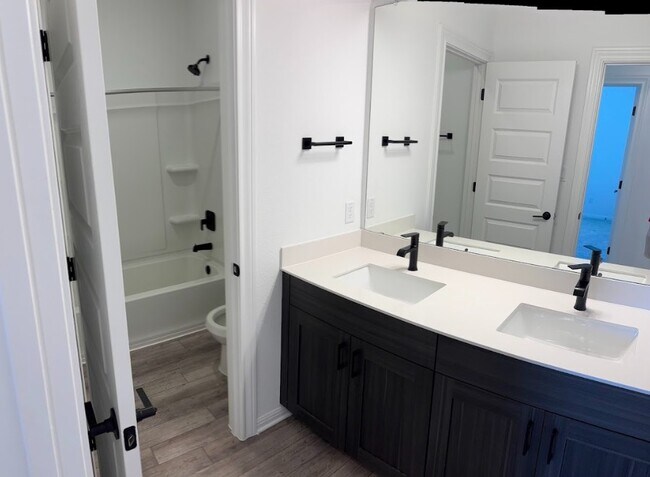 Building Photo - 2725 Woodall Dr