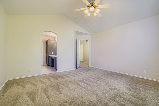 Building Photo - Bright & Spacious 3-Bedroom Home in Fox Run