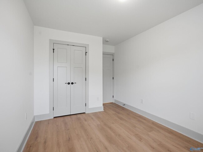 Building Photo - 6 Whispering Oak Dr SW