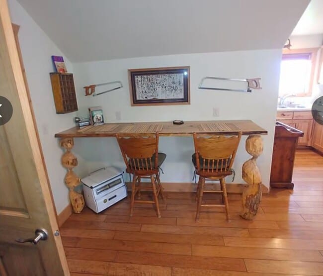 Building Photo - Fully Furnished Western Apartment Near Col...
