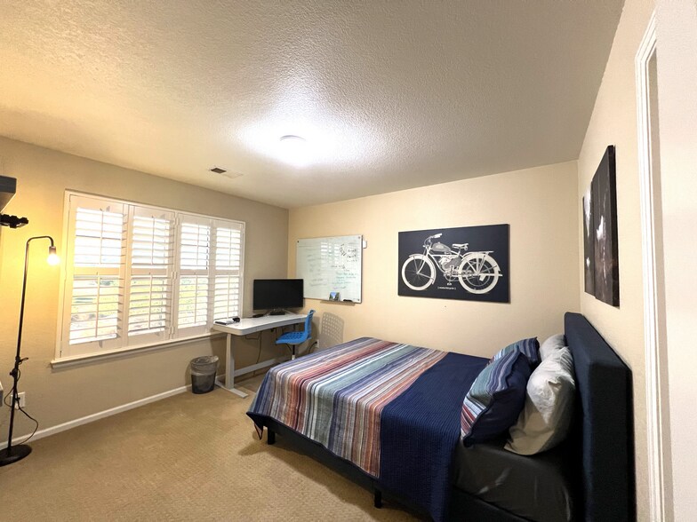 Building Photo - 12216 S Great Plain Way