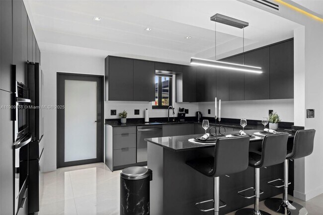 Building Photo - 1101 N 14th Ave