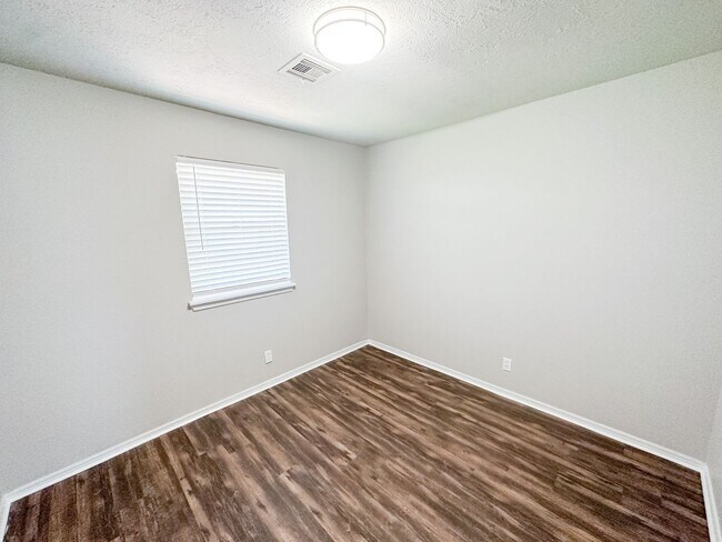 Building Photo - Beautiful 3 Bedroom - 1.5 Bathroom in Must...