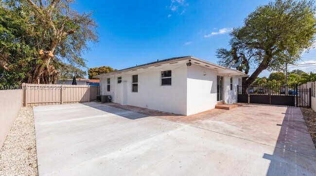 Building Photo - 3072 NW 14th St