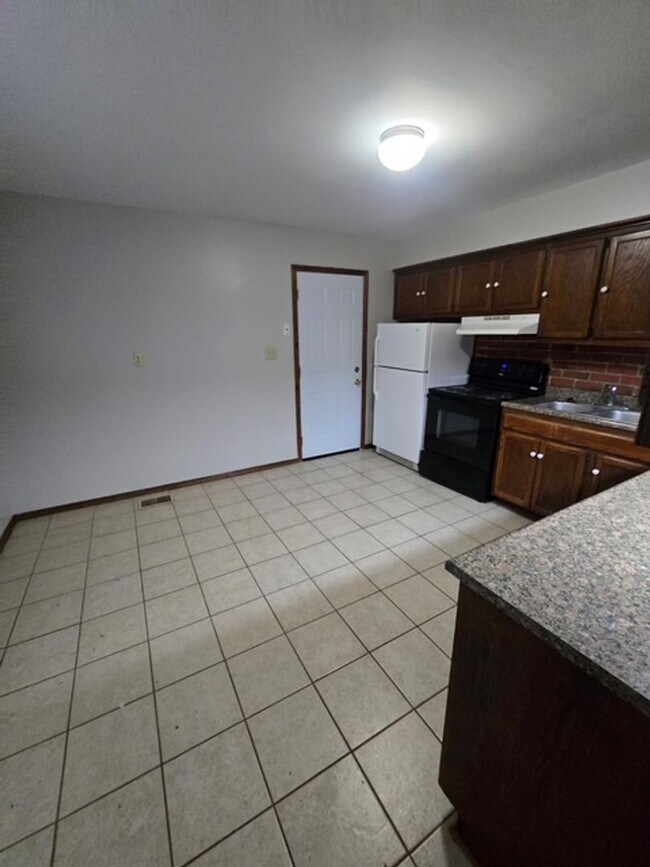 Building Photo - 1328 Bingham Dr