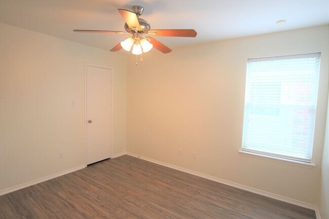 Building Photo - Beautifully updated 3 bedroom 2 bath home ...