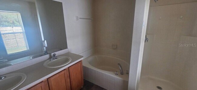 Building Photo - 10 Whittlesey Ln