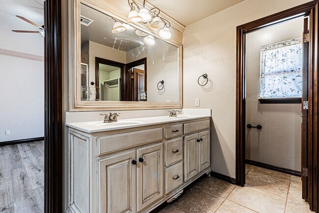 Building Photo - 4 Bed 3 Bath in Edmond!