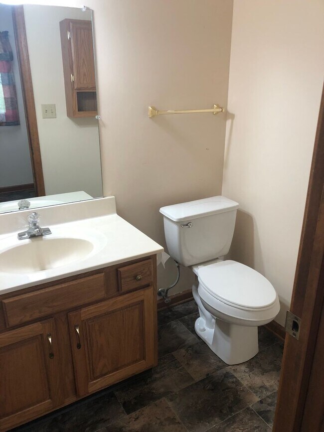Building Photo - 2 Bedroom / 1.5 Bath Condo