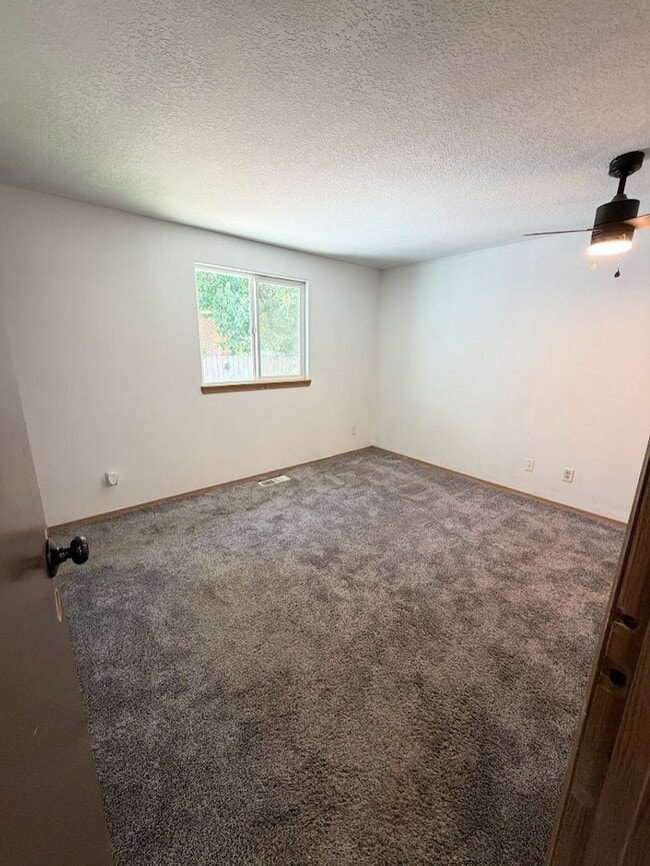 Building Photo - Spacious Keizer Home with Large Fenced Backyard