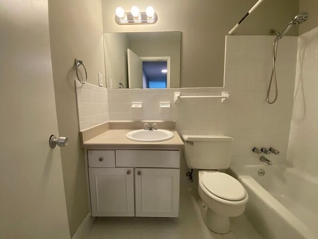 Building Photo - 2 Bedroom Unit was recently renovated. Liv...