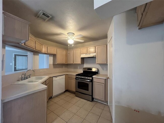 Building Photo - 7430 Village Lake Dr