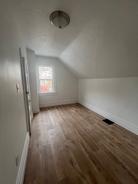 Building Photo - 948 E 400 S