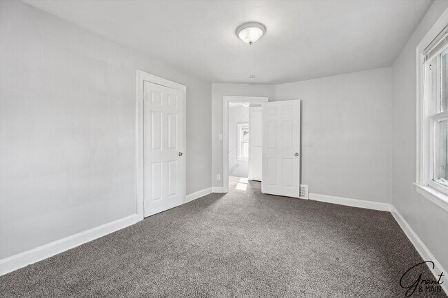 Building Photo - $1250 3 bedrooms