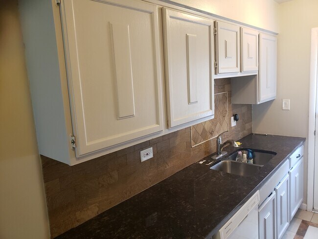 Building Photo - 9385 Bay Colony Dr