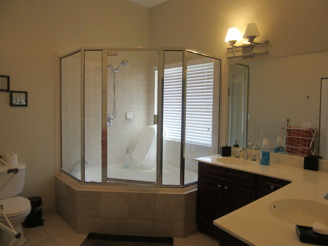 Building Photo - Lovely 3 BR / 2 BA Condo Located In Desira...