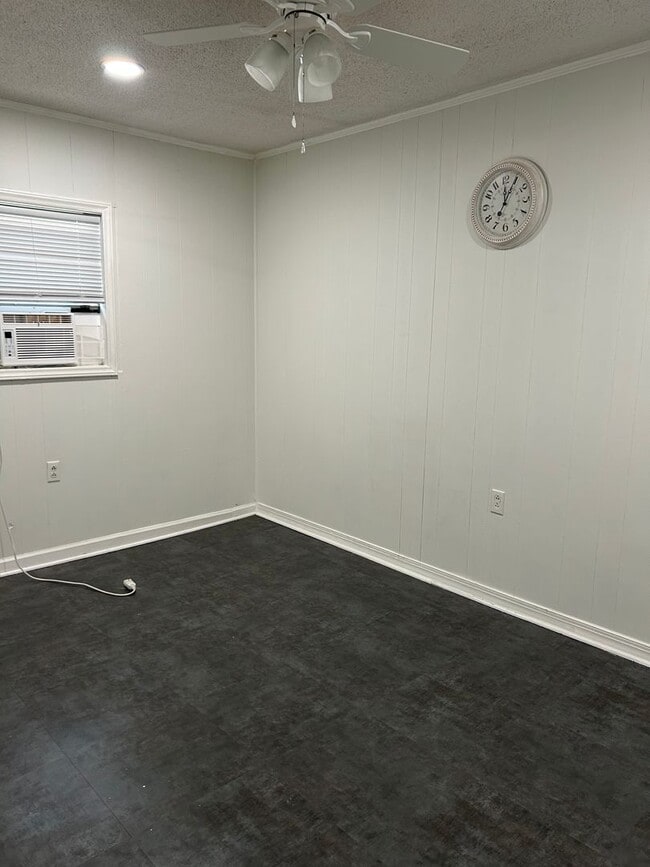 Building Photo - Upstairs 2bed/1bath Apartment