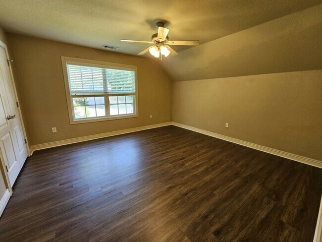 Building Photo - Beautiful & spacious 4 Bedroom condo w/fen...
