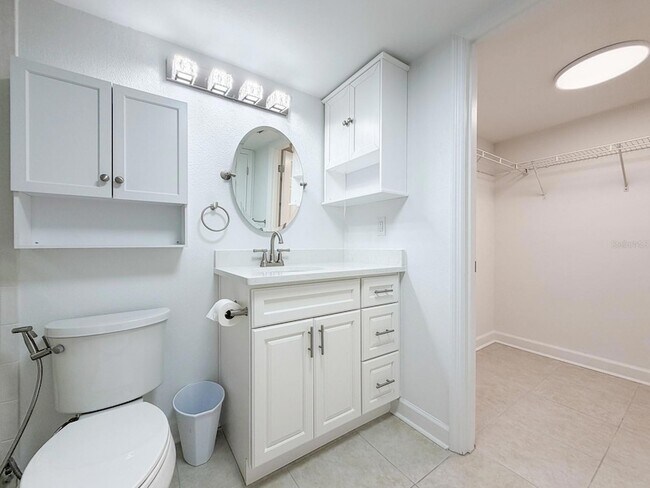 Building Photo - 7625 Sun Island Dr S