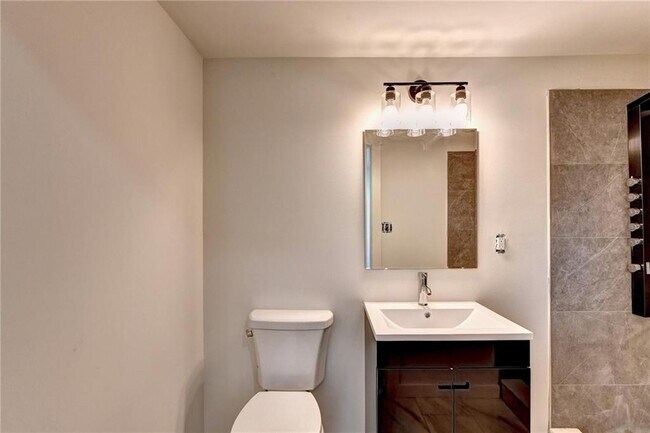 Building Photo - 6085 Glenridge Dr