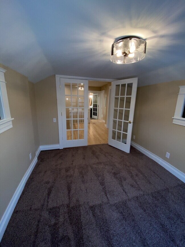 Building Photo - *Beautifully remodeled Historic 2 bed plus den Penthouse In Desirable Lowry Hill - Near Chain Of ...