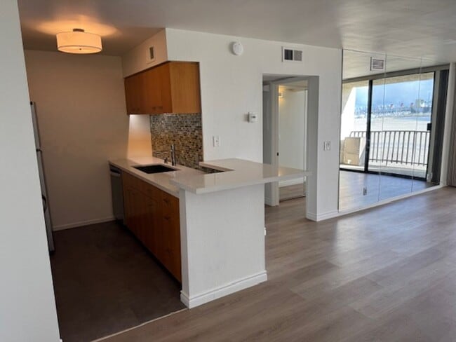 Building Photo - Steps from Alamitos Beach! Modern 1 bed 1 ...