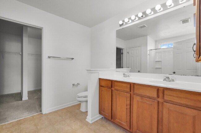 Building Photo - 3 Bedroom 2.5 bath home with 2 car garage located in Shadow Moss