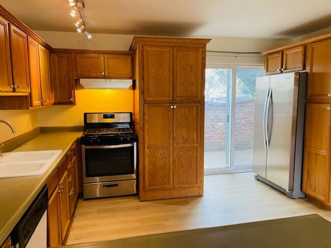 Building Photo - $1,650 Palm & Shaw, 2 Bedroom Condo - N Wi...