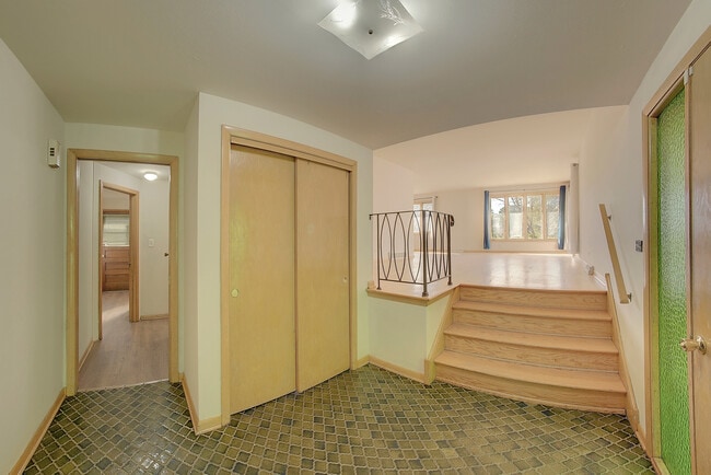 Building Photo - 10001 S Komensky Ave