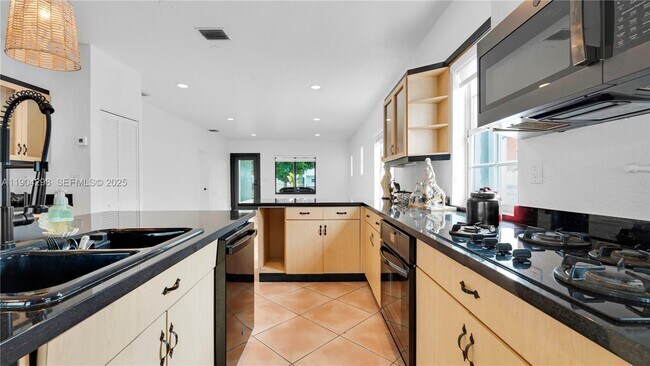 Building Photo - 2271 SW 25th St