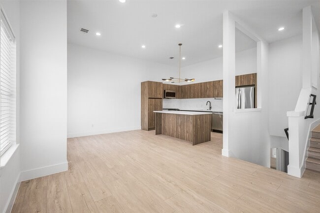 Building Photo - 104 Tolima Dove St