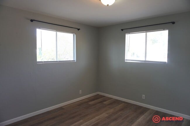 Building Photo - Newly Remodeled in Oildale Area