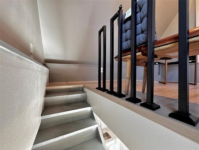 Building Photo - 914 E 39th St