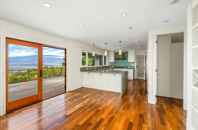 Building Photo - Beautiful Custom Built Home in Wailuku Heights, 2 Bed/3 Bath with Flex Room, Magnificent Ocean/Mo...