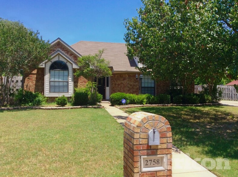 Building Photo - 2758 Briar Hill Dr