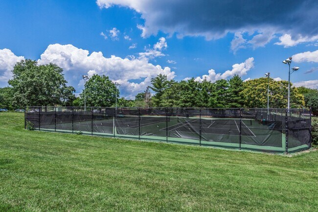 Building Photo - Two Bedroom Condo With Office in Green Hills
