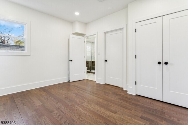 Building Photo - 648 E Broad St