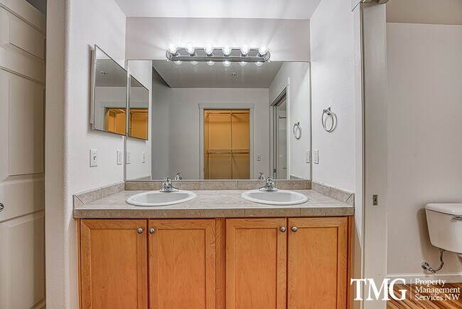 Building Photo - Cute Condo w/ 2 Beds 2 Baths and Patio in Beaverton!