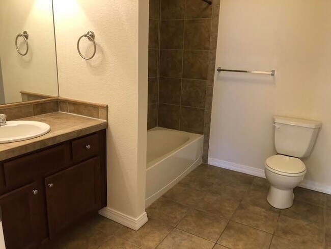Building Photo - 2 bed 2 Bath Condo with Community Pool!