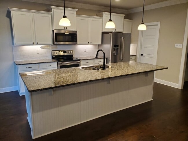 Building Photo - 102 Elledge Farm Dr