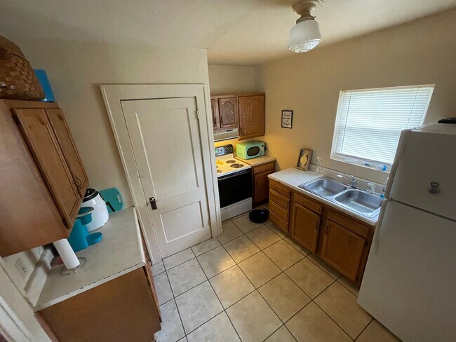 Building Photo - 223 Taylor Ave