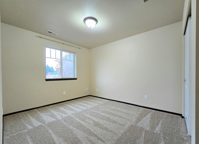 Building Photo - Spacious Marysville Home Available Now for...